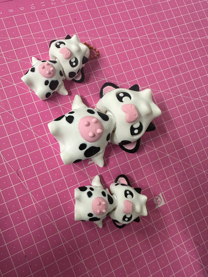 Cow Pixie mit Schlüsselanhänger – Magischer Begleiter im Kuh-Look Layers in Green