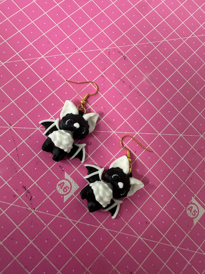 Bat Pixie Ohrringe – Mystischer Ohrschmuck mit Fledermaus-Charme Layers in Green