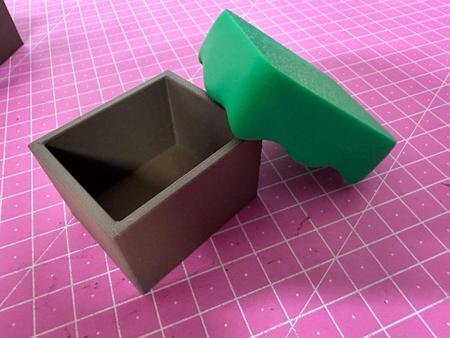 Ghost Snail mit Regal & Box – Magische Deko mit Aufbewahrung Layers in Green