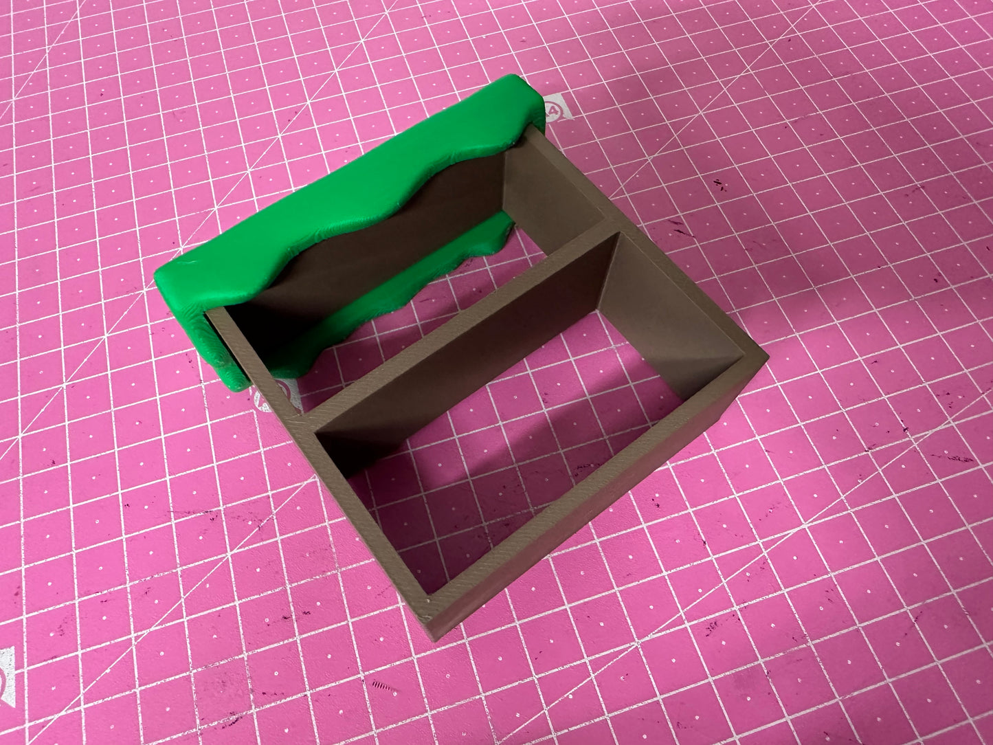 Ghost Snail mit Regal & Box – Magische Deko mit Aufbewahrung Layers in Green