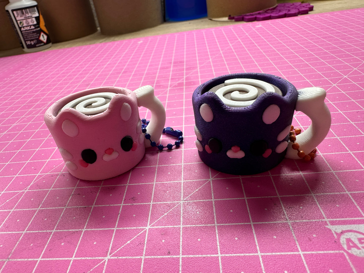 Kitty Mug Klicker – Süße Dessert-Magie im Mini-Format Layers in Green