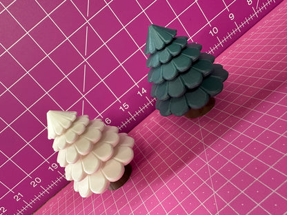 Winter Village – Ein gemütliches Miniaturdorf mit Bäumen Layers in Green