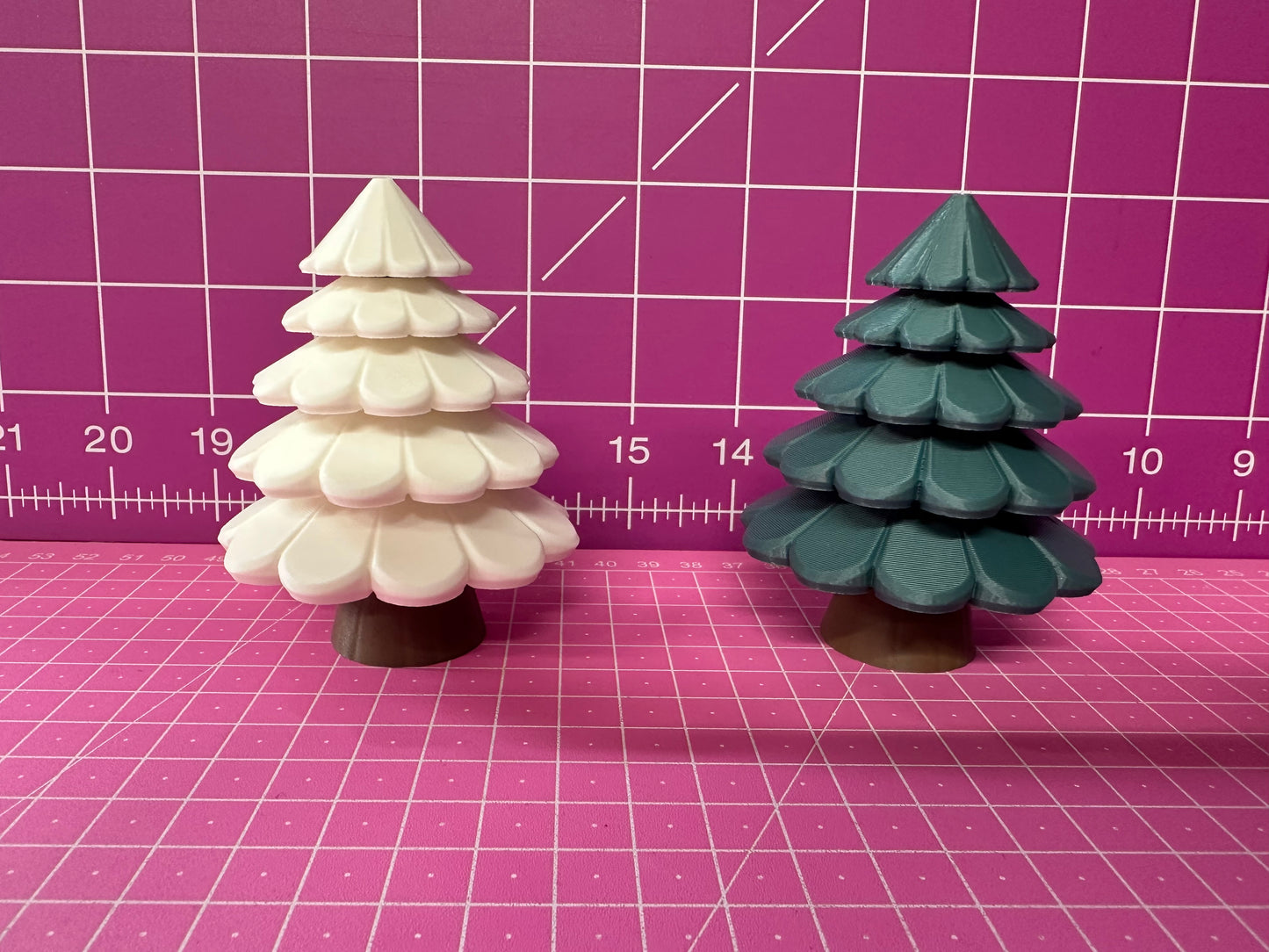 Winter Village – Ein gemütliches Miniaturdorf mit Bäumen Layers in Green