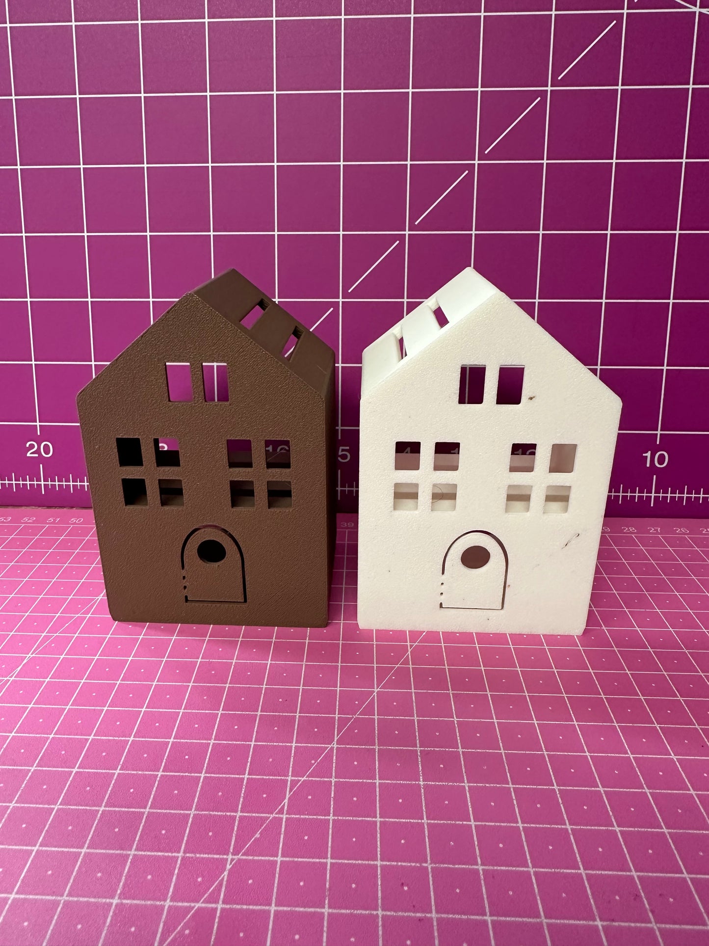 Winter Village – Ein gemütliches Miniaturdorf mit Bäumen Layers in Green