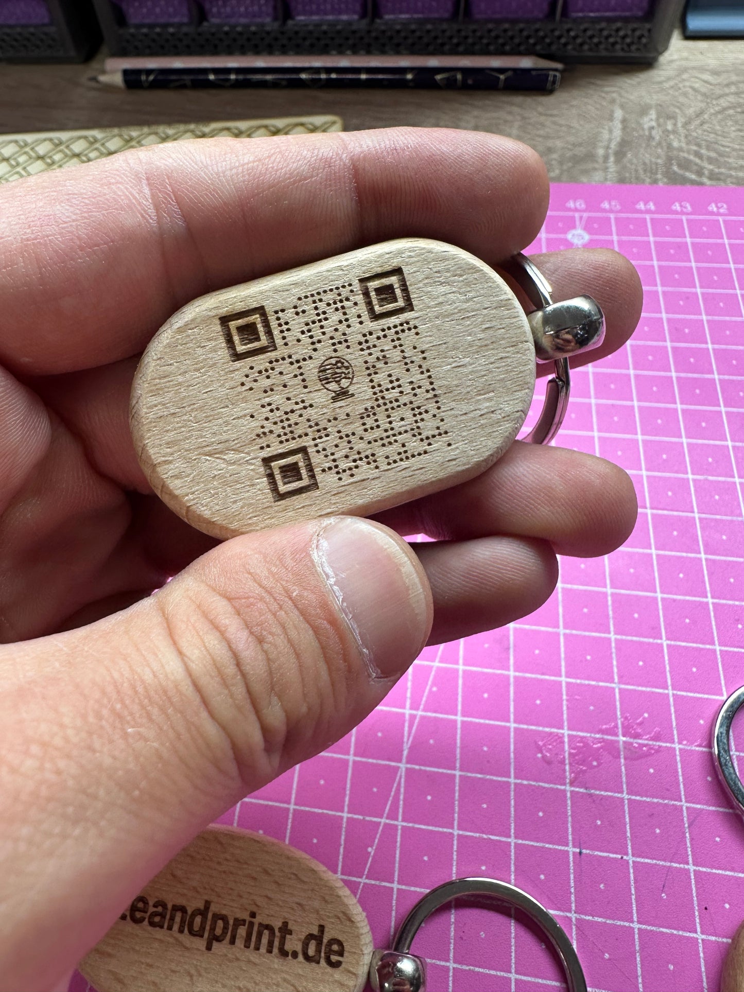 Personalisierter Holz Schlüsselanhänger – beidseitig gravierbar - byteandprint.de