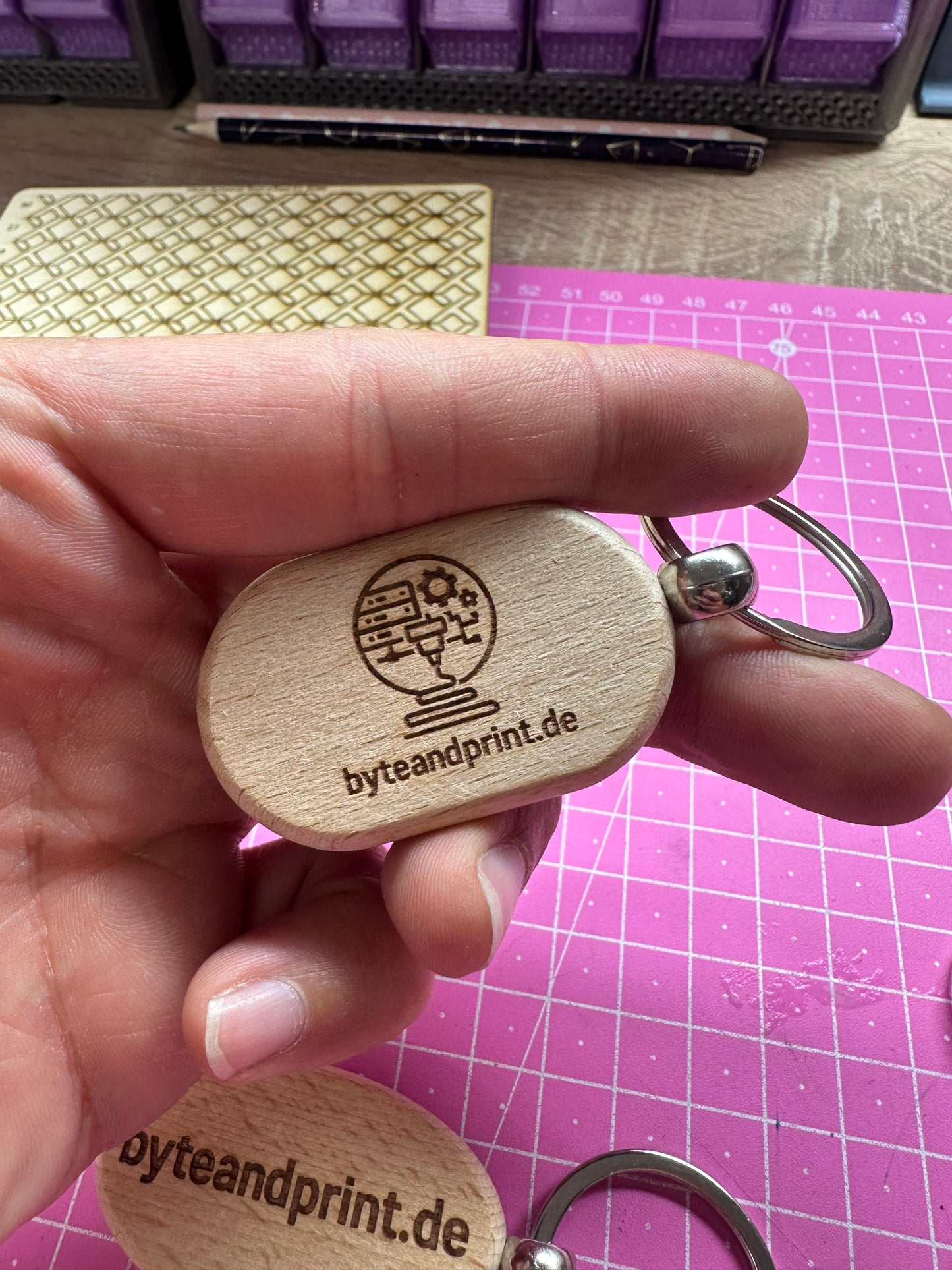 Personalisierter Holz Schlüsselanhänger – beidseitig gravierbar - byteandprint.de