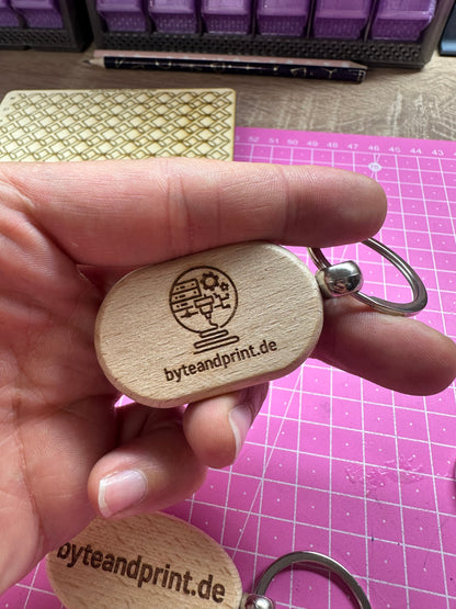 Personalisierter Holz Schlüsselanhänger – beidseitig gravierbar - byteandprint.de