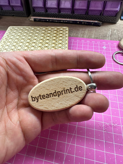 Personalisierter Holz Schlüsselanhänger – beidseitig gravierbar - byteandprint.de