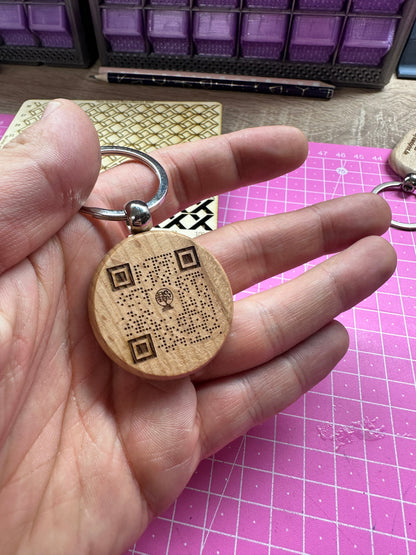 Personalisierter Holz Schlüsselanhänger – beidseitig gravierbar - byteandprint.de