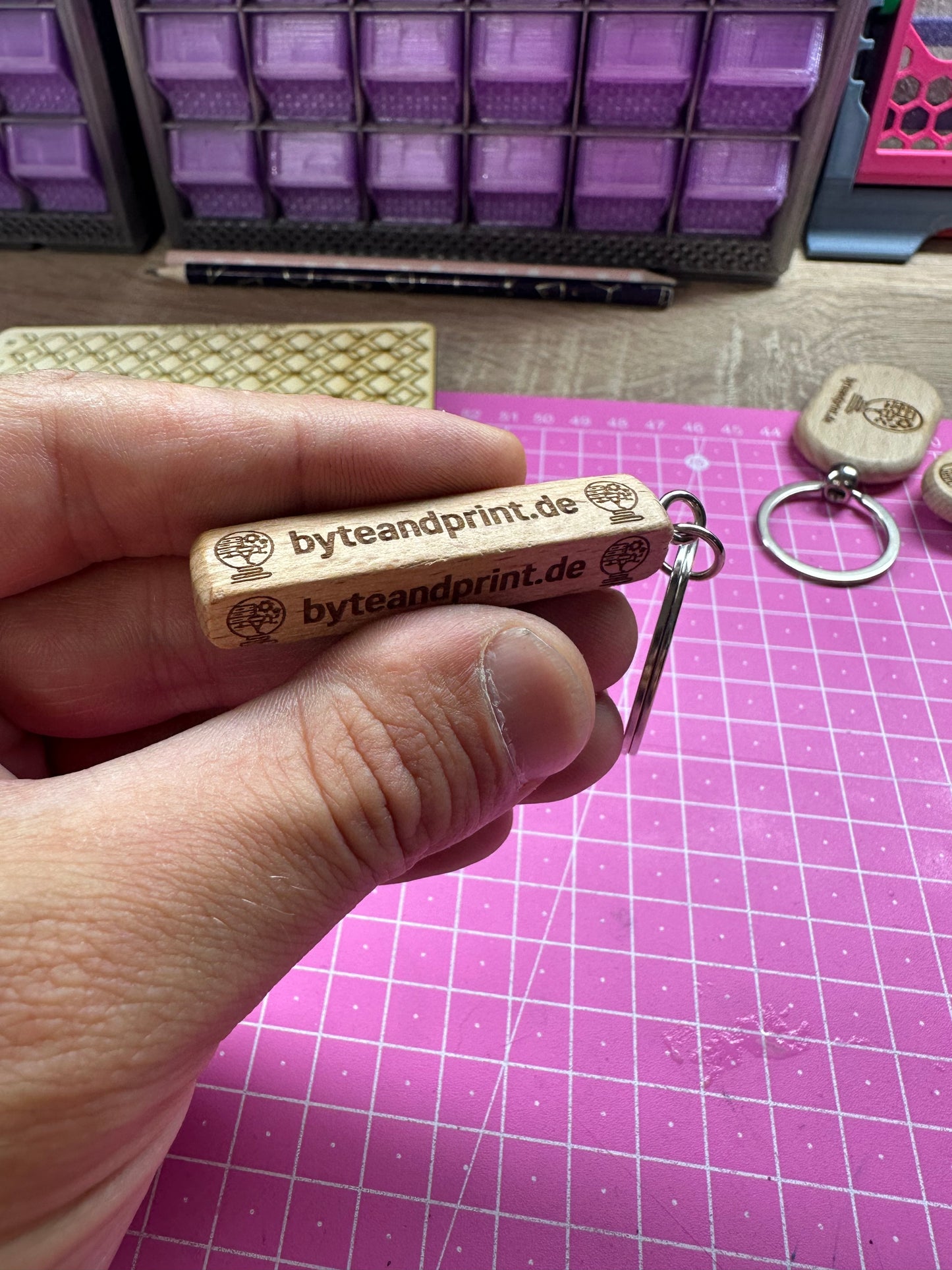 Personalisierter Holz Schlüsselanhänger – beidseitig gravierbar - byteandprint.de