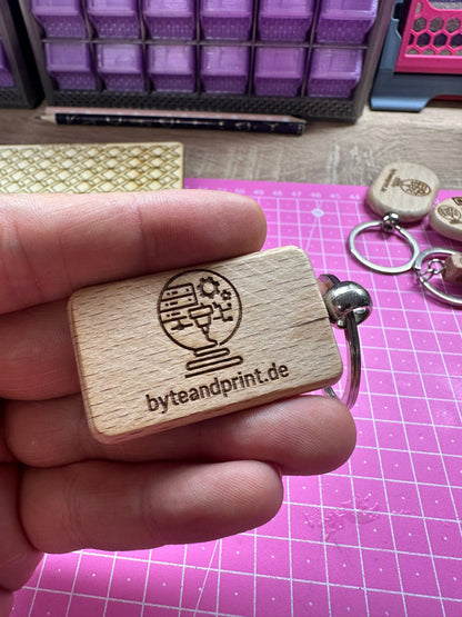Personalisierter Holz Schlüsselanhänger – beidseitig gravierbar - byteandprint.de