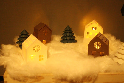 Winter Village – Ein gemütliches Miniaturdorf mit Bäumen Layers in Green