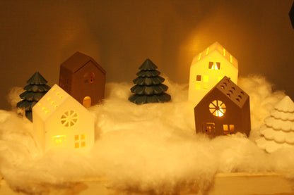 Winter Village – Ein gemütliches Miniaturdorf mit Bäumen Layers in Green