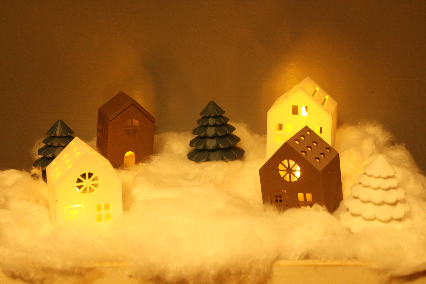 Winter Village – Ein gemütliches Miniaturdorf mit Bäumen Layers in Green