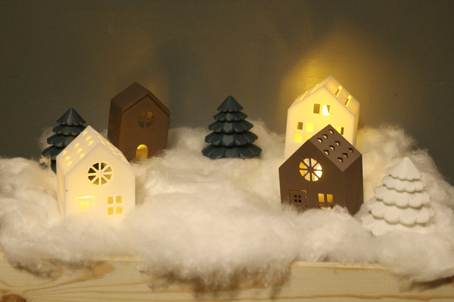 Winter Village – Ein gemütliches Miniaturdorf mit Bäumen Layers in Green