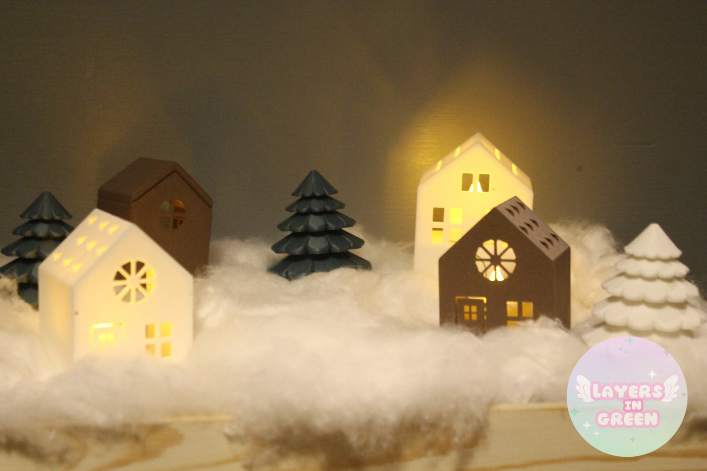 Winter Village – Ein gemütliches Miniaturdorf mit Bäumen Layers in Green