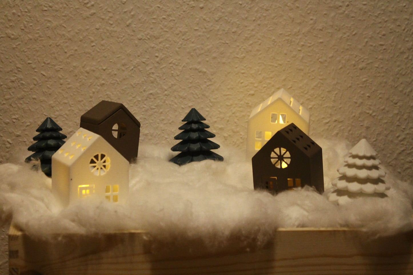 Winter Village – Ein gemütliches Miniaturdorf mit Bäumen Layers in Green