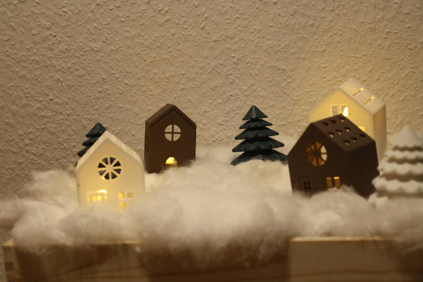 Winter Village – Ein gemütliches Miniaturdorf mit Bäumen Layers in Green