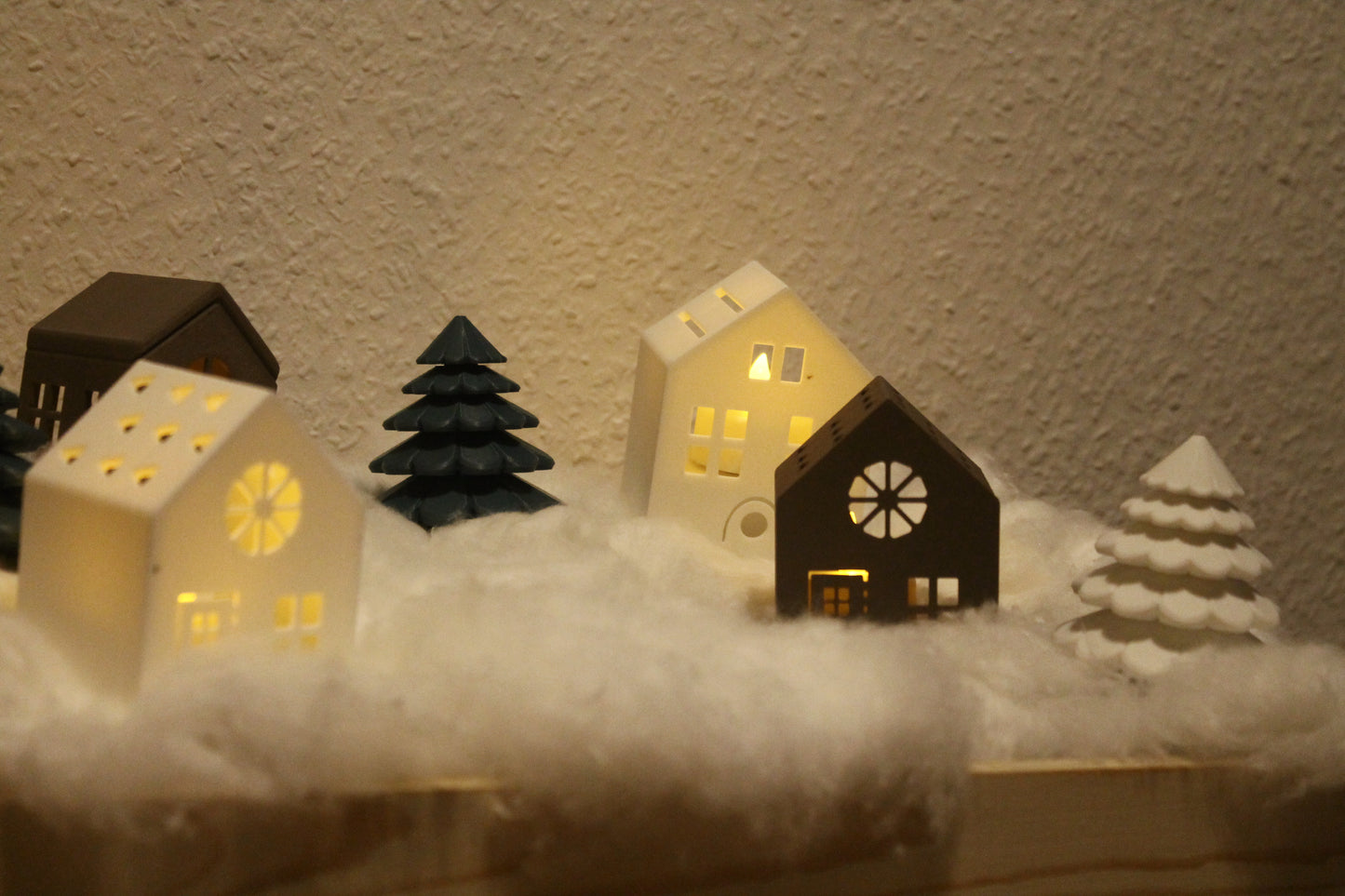 Winter Village – Ein gemütliches Miniaturdorf mit Bäumen Layers in Green