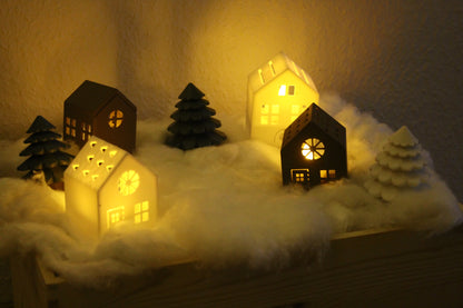 Winter Village – Ein gemütliches Miniaturdorf mit Bäumen Layers in Green