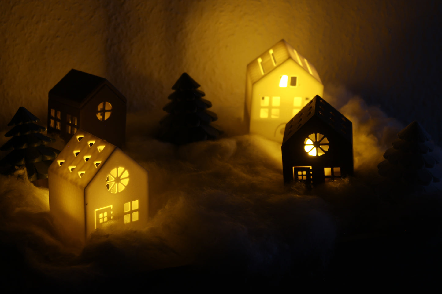 Winter Village – Ein gemütliches Miniaturdorf mit Bäumen Layers in Green