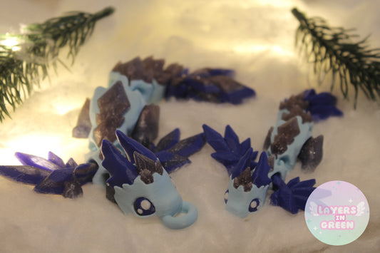 Frost Dragon – Majestätischer Eisdrachen voller Wintermagie Layers in Green