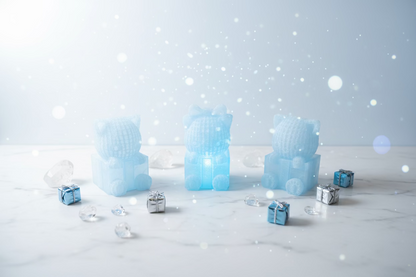 Blaue Katzenfigur im 3D-Look, mehrere Exemplare auf Schneidematte