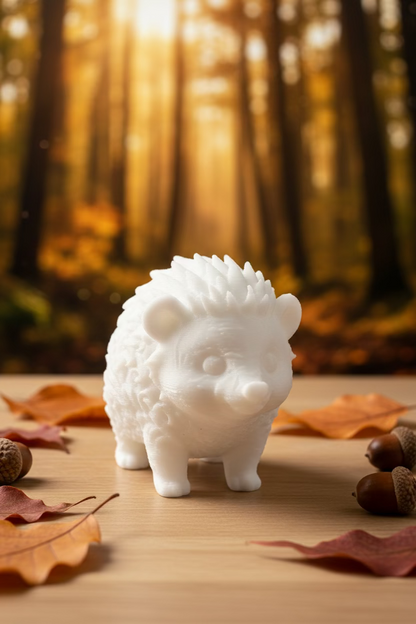 Igel-Ornament, hellbeige Figur mit Stacheln, seitliche Ansicht