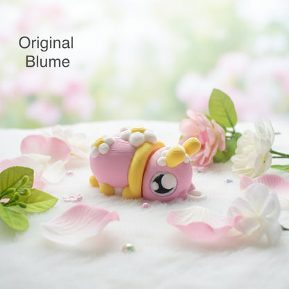 Flexibler Käfer-Schlüsselanhänger, lila mit gelber Blume und weißem Layer-Design
