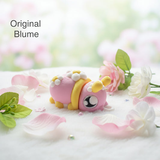 Flexibler Käfer-Schlüsselanhänger, lila mit gelber Blume und weißem Layer-Design