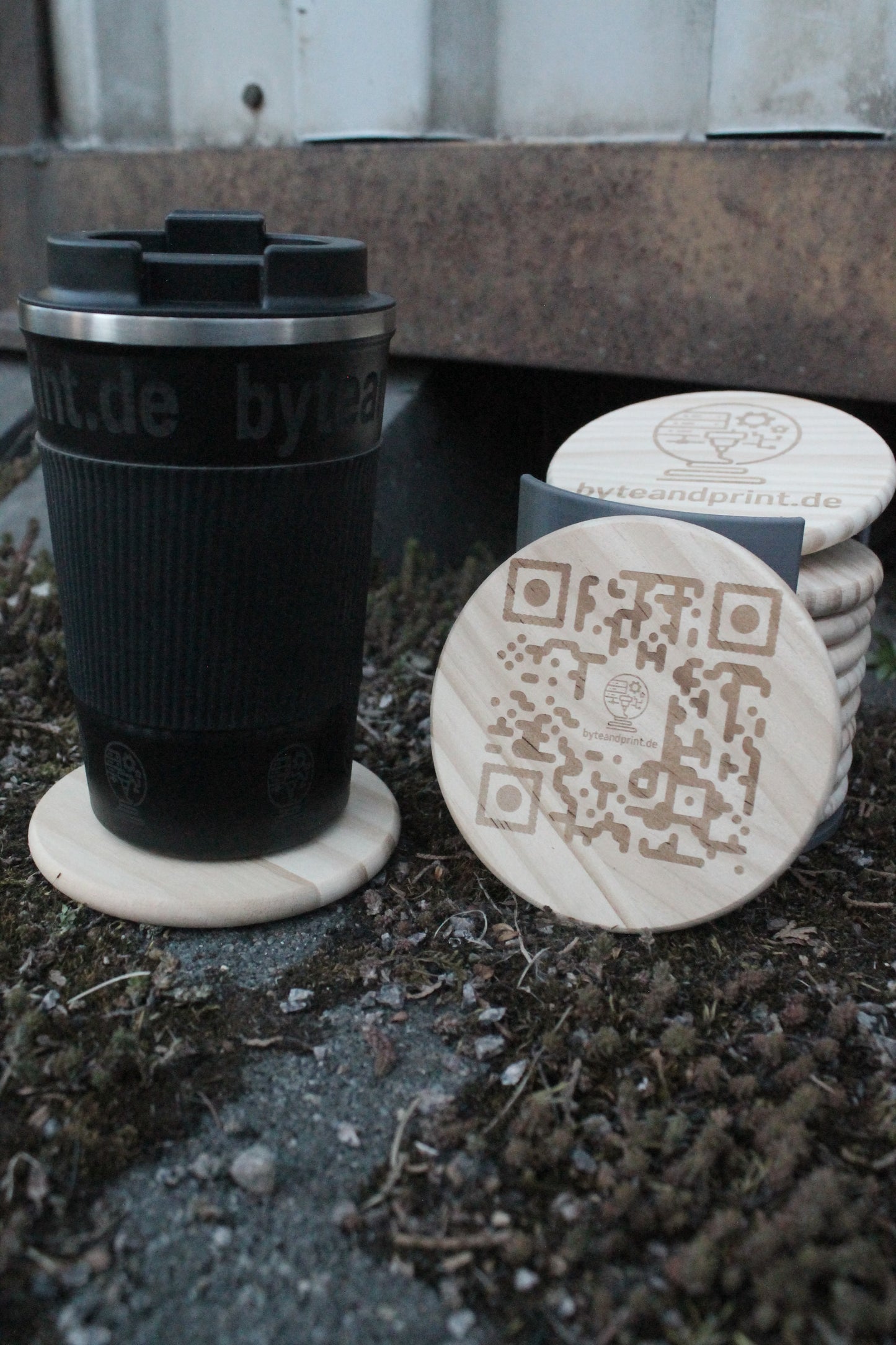 Gravierte Holz-Untersetzer mit Halter – mit Logo personalisierbar (10cm) Byteandprint.de