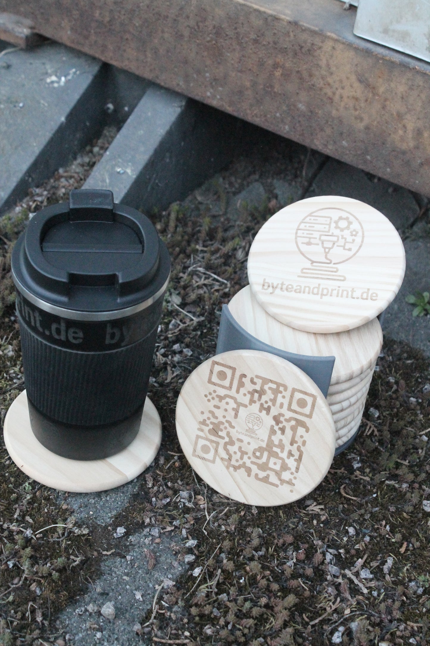 Gravierte Holz-Untersetzer mit Halter – mit Logo personalisierbar (10cm) Byteandprint.de