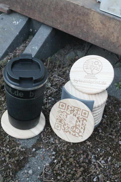 Gravierte Holz-Untersetzer mit Halter – mit Logo personalisierbar (10cm) Byteandprint.de