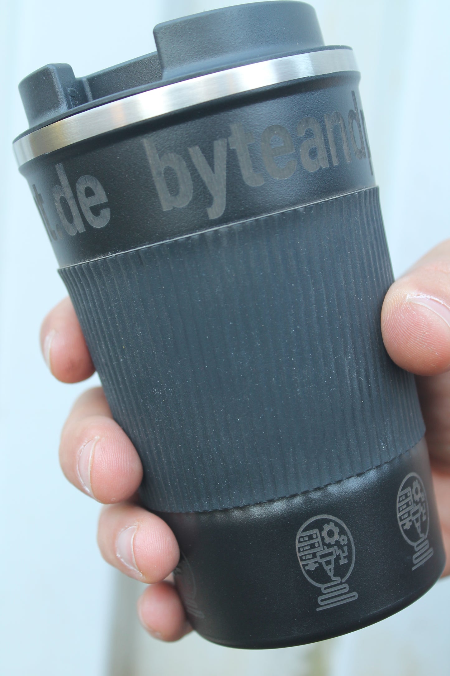 Personalisierter Thermokaffeebecher Schwarz – mit Gravur Byteandprint.de