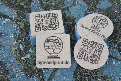 Gravierte Kork-Untersetzer mit Halter – mit Logo personalisierbar (10cm) Byteandprint.de