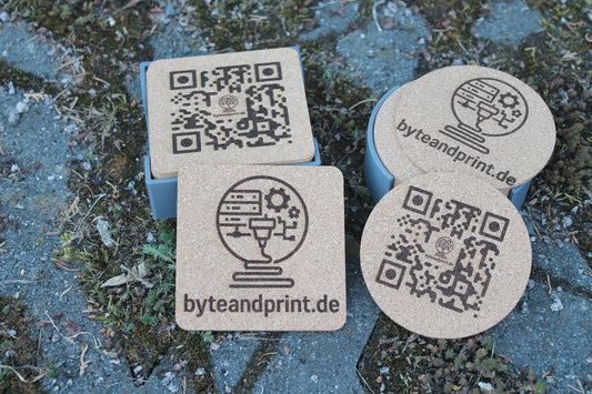 Gravierte Kork-Untersetzer mit Halter – mit Logo personalisierbar (10cm) Byteandprint.de