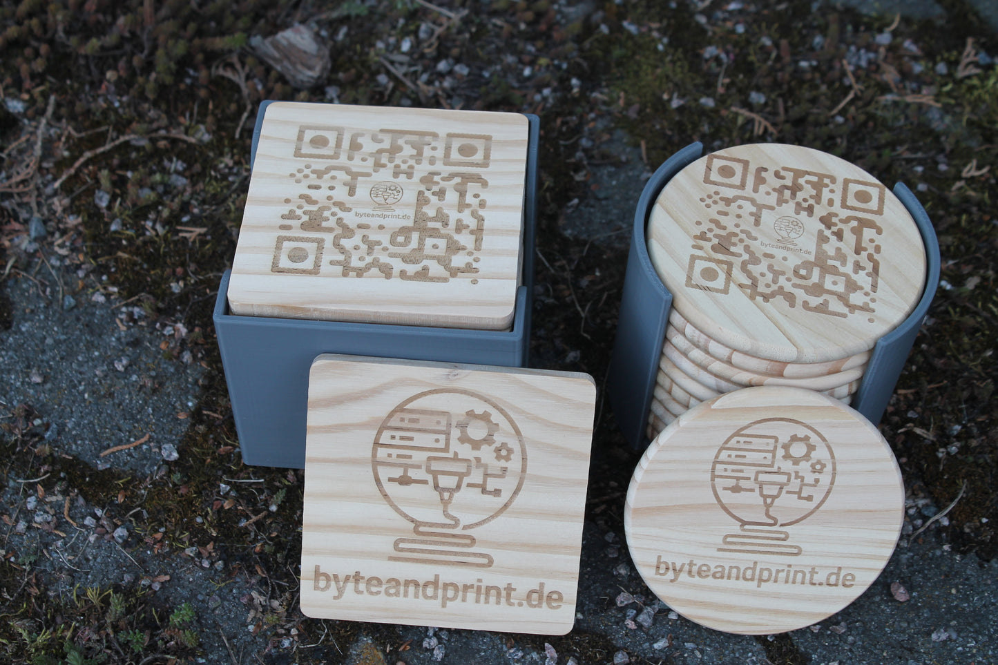 Gravierte Holz-Untersetzer mit Halter – mit Logo personalisierbar (10cm) Byteandprint.de