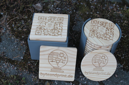 Gravierte Holz-Untersetzer mit Halter – mit Logo personalisierbar (10cm) Byteandprint.de