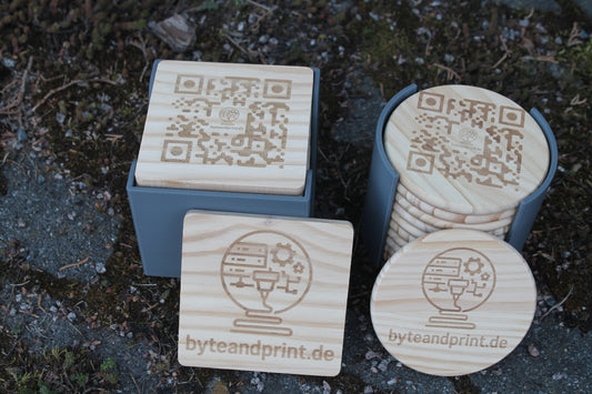 Gravierte Holz-Untersetzer mit Halter – mit Logo personalisierbar (10cm) Byteandprint.de
