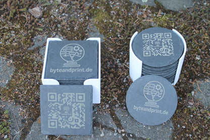 Gravierte Schiefer-Untersetzer mit Halter – mit Logo personalisierbar (10cm) Byteandprint.de