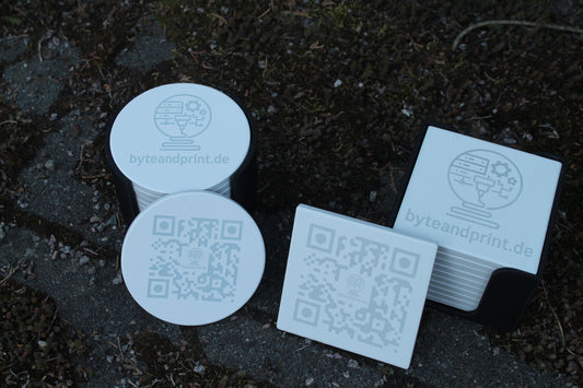 Mehrere gravierte Keramik-Untersetzer mit Logo, rund und eckig, personalisierbar