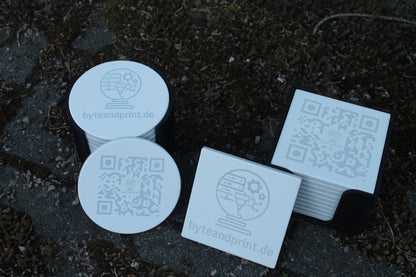 Gravierte Keramik-Untersetzer mit Halter – mit Logo personalisierbar (10cm) Byteandprint.de