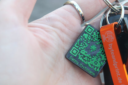 Personalisierte QR-Code Anhänger – individuell (S–XL) Byteandprint.de