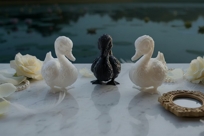 Schwan-Ornamente aus Harz, weiße und schwarze sitzende Schwanenfigur im Set