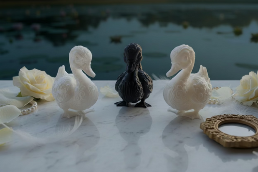 Schwan-Ornamente aus Harz, weiße und schwarze sitzende Schwanenfigur im Set