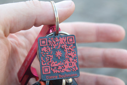 Personalisierte QR-Code Anhänger – individuell (S–XL) Byteandprint.de
