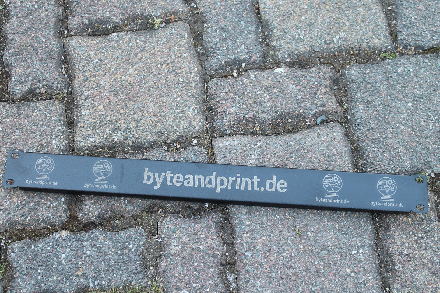 Gravierte 19 Zoll Blindabdeckung (1–3 HE) – personalisiert Byteandprint.de