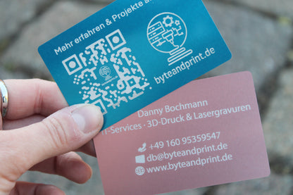 Gravierte Metall-Visitenkarten (10 Stück) – personalisiert in Wunschfarbe Byteandprint.de