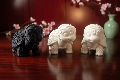 Schildkröten-Ornamente: schwarze und beigen Figuren als Deko-Figuren.