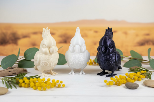 Kakadu-Deko-Ornament, Set aus drei Vogel-Skulpturen in Weiß, Beige und Schwarz